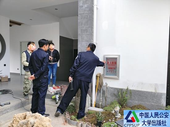 按住Ctrl键+鼠标滚轮缩放