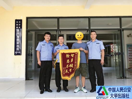 按住Ctrl键+鼠标滚轮缩放